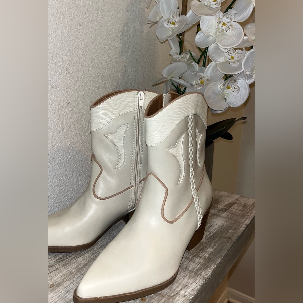 Universal Thread Cream Ankle Booties